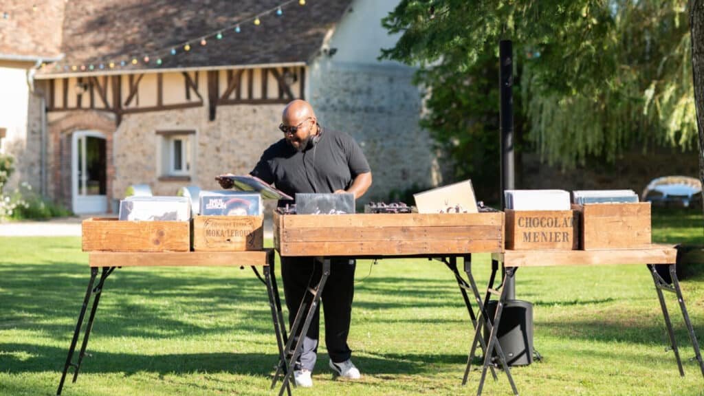 Bar à vinyles Paris et île de France par Tsl Evenement Animation Cocktail originale pour vos mariages et soirées d'entreprise. Dj Mariage & Dj Entreprise