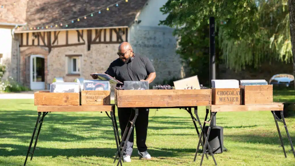 Bar à vinyles Paris et île de France par Tsl Evenement Animation Cocktail originale pour vos mariages et soirées d'entreprise. Dj Mariage & Dj Entreprise
