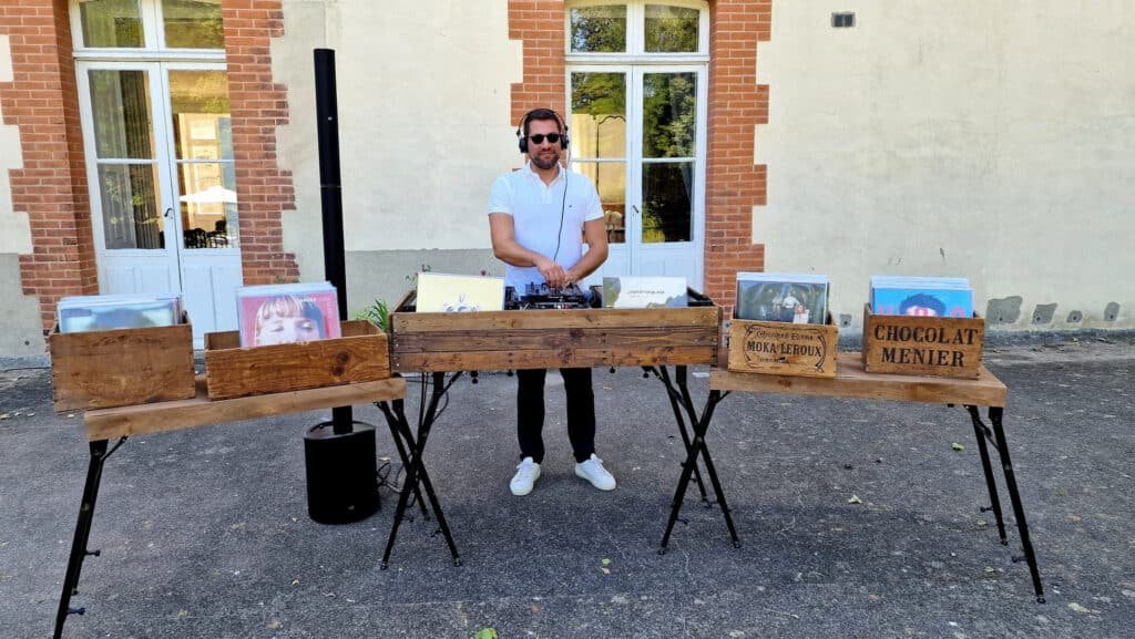 Bar à vinyles Paris et île de France par Tsl Evenement Animation Cocktail originale pour vos mariages et soirées d'entreprise. Dj Mariage & Dj Entreprise