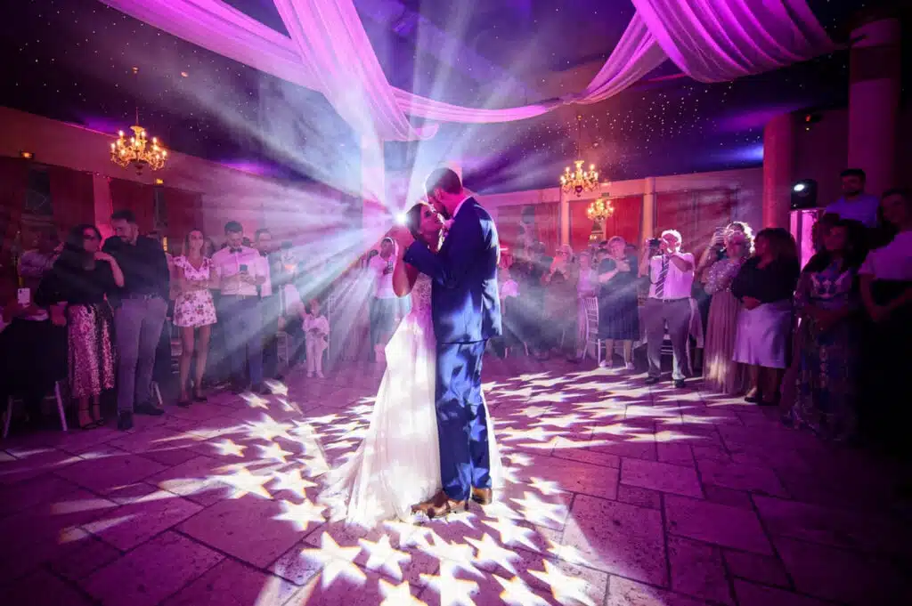 Ouverture de bal féérique avec fumée lourde et machine à étincelles pour Mariage. Dj Mariage haut de gamme Paris et île de France. Installation dj pour mariage bohême et Champêtre. Tsl Evenement