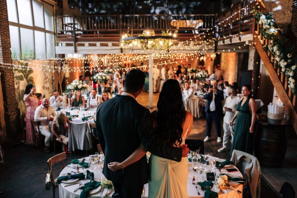 Ouverture de bal féérique avec fumée lourde et machine à étincelles pour Mariage. Dj Mariage haut de gamme Paris et île de France. Installation dj pour mariage bohême et Champêtre. Tsl Evenement