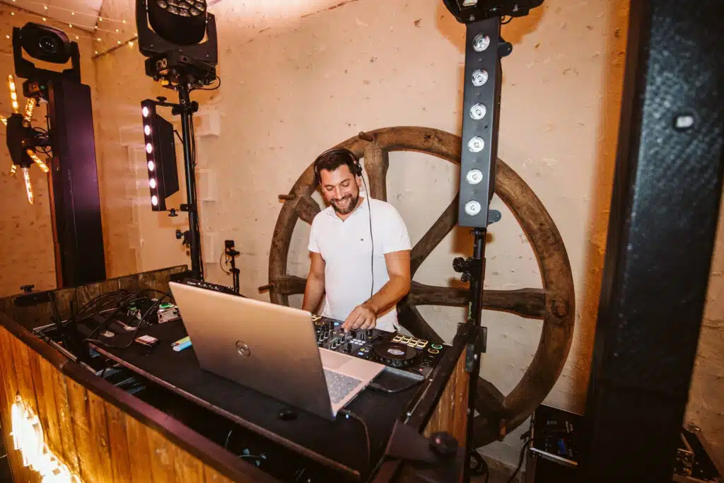 Ouverture de bal féérique avec fumée lourde et machine à étincelles pour Mariage. Dj Mariage haut de gamme Paris et île de France. Installation dj pour mariage bohême et Champêtre. Tsl Evenement
