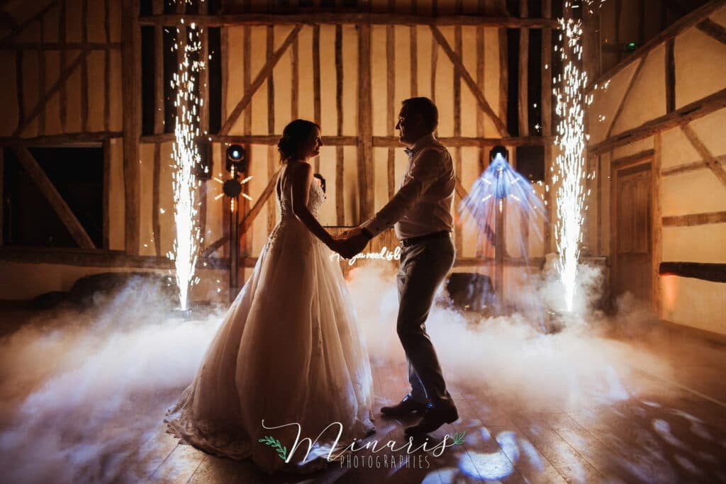 Ouverture de bal féérique avec fumée lourde et machine à étincelles pour Mariage. Dj Mariage haut de gamme Paris et île de France. Installation dj pour mariage bohême et Champêtre. Tsl Evenement