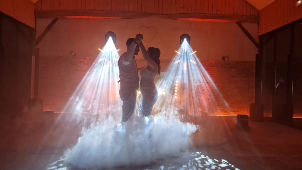 Ouverture de bal féérique avec fumée lourde et machine à étincelles pour Mariage. Dj Mariage haut de gamme Paris et île de France. Installation dj pour mariage bohême et Champêtre. Tsl Evenement