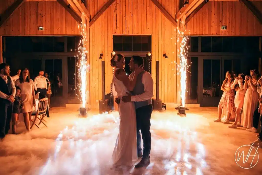 Ouverture de bal féérique avec fumée lourde et machine à étincelles pour Mariage. Dj Mariage haut de gamme Paris et île de France. Installation dj pour mariage bohême et Champêtre. Tsl Evenement