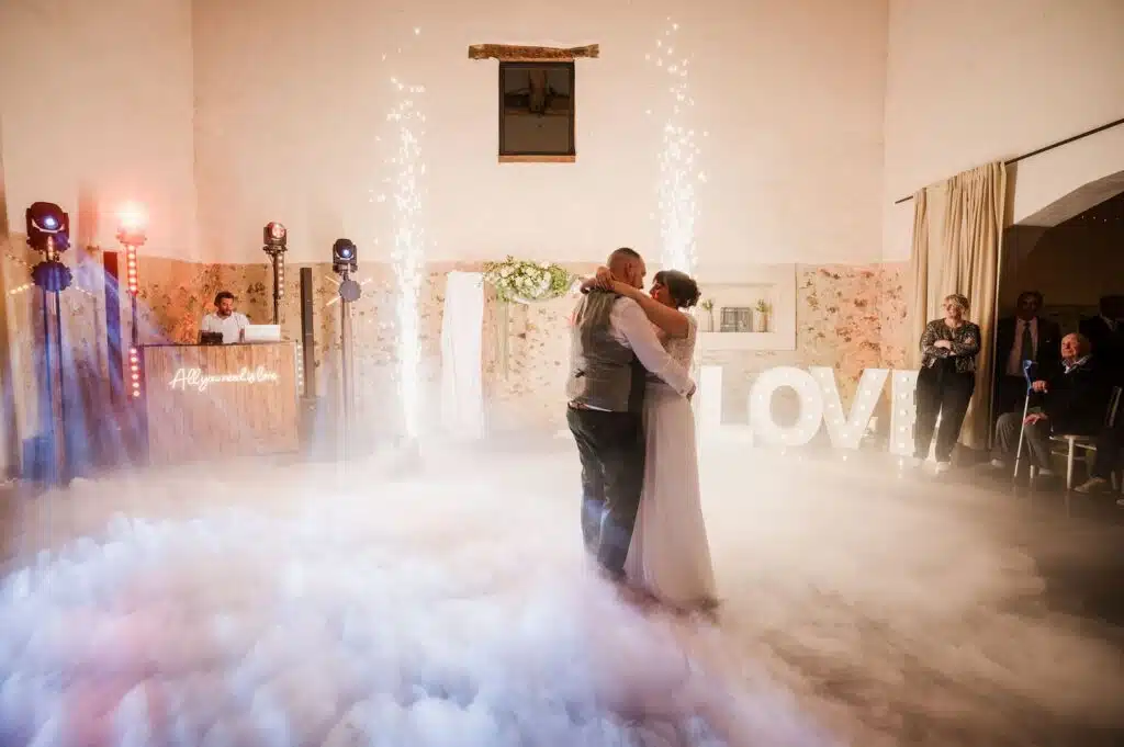 Ouverture de bal féérique avec fumée lourde et machine à étincelles pour Mariage. Dj Mariage haut de gamme Paris et île de France. Installation dj pour mariage bohême et Champêtre. Tsl Evenement