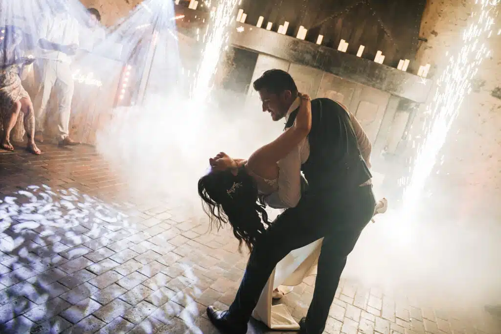 Ouverture de bal féérique avec fumée lourde et machine à étincelles pour Mariage. Dj Mariage haut de gamme Paris et île de France. Installation dj pour mariage bohême et Champêtre. Tsl Evenement