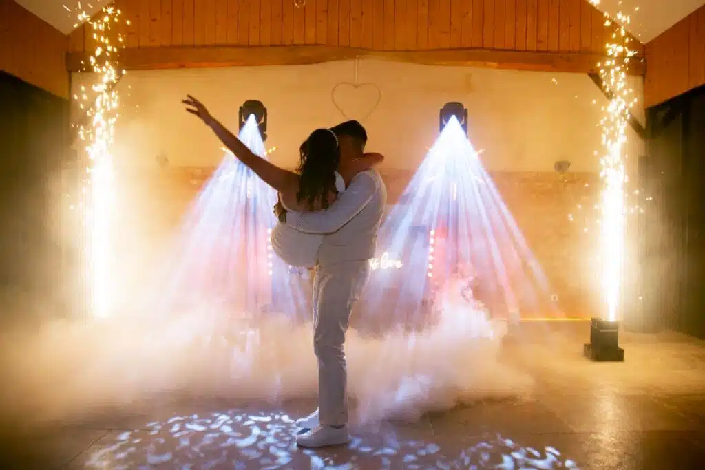 Ouverture de bal féérique avec fumée lourde et machine à étincelles pour Mariage. Dj Mariage haut de gamme Paris et île de France. Installation dj pour mariage bohême et Champêtre. Tsl Evenement